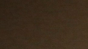 En esta foto del 6 de diciembre de 2018, un defensor y sobreviviente de abuso sexual mira fotos de sacerdotes católicos acusados ​​de conducta sexual inapropiada en una conferencia de prensa en Orange, California.