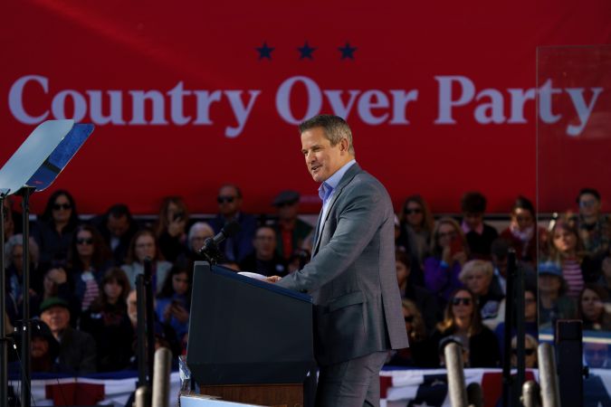 El excongresista republicano Adam Kinzinger asiste a un mitin con la candidata presidencial demócrata Kamala Harris en el condado de Bucks, Pensilvania.