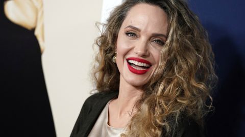 Angelina Jolie sorprendió con su cabello rizado.