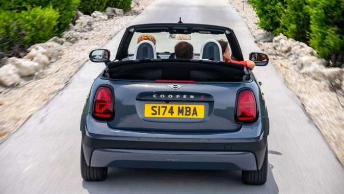 Ángulo del MINI Cooper Cabrio 2024