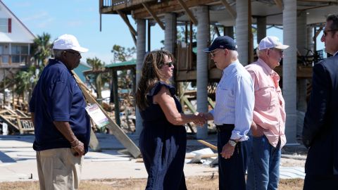 El presidente Biden conversa con vecinos en Keaton Beach, Florida, el 3 de octubre de 2024, durante su recorrido por zonas afectadas por el huracán Helene.