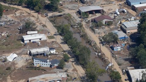 Una vista de los daños en Asheville, Carolina del Norte, durante el recorrido aéreo con el presidente Joe Biden, por áreas afectadas por el huracán Helene.