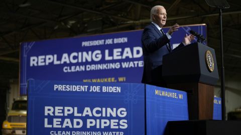 Biden anunció un plan para reemplazar todas las tuberías de agua que contienen plomo.