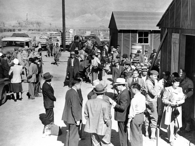 Esta fotografía del 23 de marzo de 1942 muestra a los primeros que llegaron a un campamento de japoneses establecido en Owens Valley en Manzanar, California, bajo la Ley de Enemigos Extranjeros.