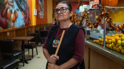 María Pérez Ávila en su restaurante Chevita’s Juice and Bagels en Santa Ana.