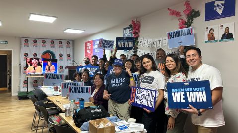 Simpatizantes de la vicepresidenta Kamala Harris se reúnen para escucharla durante un town hall celebrado en Las Vegas.