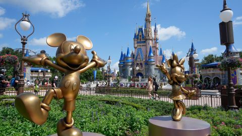 Huracán Milton obligan cierre de parques de Disney en Florida