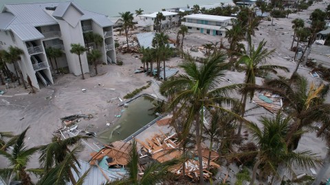 Escombros y arena rodean edificios en Manasota Key, Florida, tras el paso del huracán Milton, el 11 de octubre de 2024.