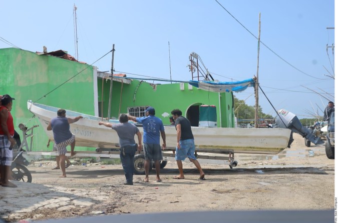 México activa planes de emergencia del Ejército y la Marina ante cercanía del huracán Milton