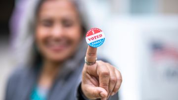 Una adulta mayor  de origen mexicano alza su voz votando.