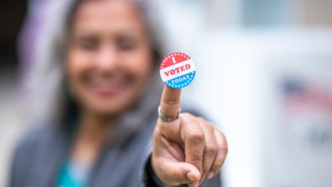 Una adulta mayor  de origen mexicano alza su voz votando.