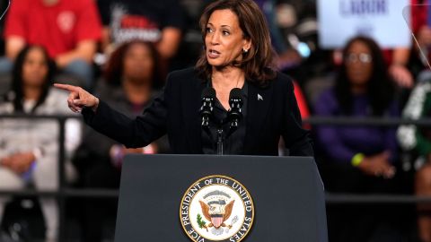 La candidata presidencial demócrata, la vicepresidenta Kamala Harris, habla durante un mitin de campaña en el Dort Financial Center en Flint, Michigan.