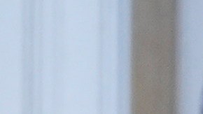 La candidata presidencial demócrata Kamala Harris es recibida por la excongresista republicana Liz Cheney durante un evento de campaña en Ripon, Wisconsin.