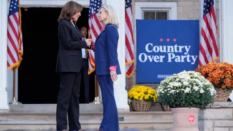 La candidata presidencial demócrata Kamala Harris es recibida por la excongresista republicana Liz Cheney durante un evento de campaña en Ripon, Wisconsin.