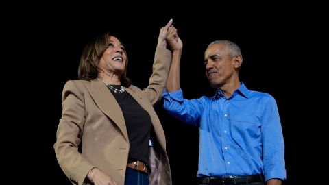 Kamala Harris junto a Barack Obama en un mitin en Georgia, el pasado 24 de octubre.