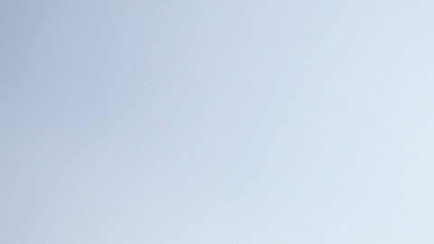 Un votante pasa junto a un cartel que exige una identificación con fotografía en un lugar de votación.