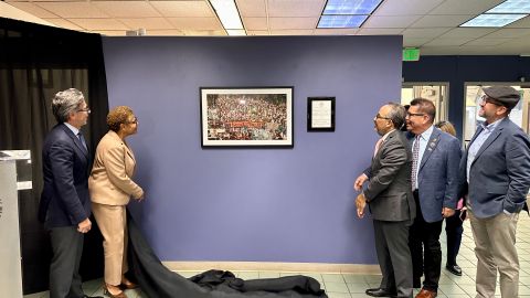 Develan un cuadro con la imagen de la marcha del 17 de octubre de 1994.