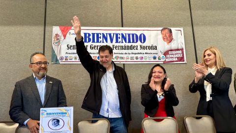 El líder del Senado Mexicano, Gerardo  Fernández Noroña se reúne en Los Ángeles con migrantes. Lo acompañan el cónsul de México en LA, Carlos González y la senadora dreamer Karina Ruiz.