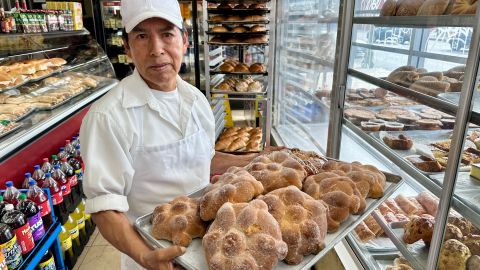 Francisco Méndez muestra el pan de muerto que hace en la panadería Huicho's Bakery.