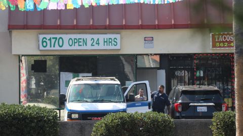 Peritos forenses del condado de Los Angeles acudieron a la escena del crimen en el Este de LA.