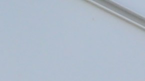 La congresista Sydney Kamlager-Dove (centro) entrega un apoyo económico a El Paraíso de las Mariposas.