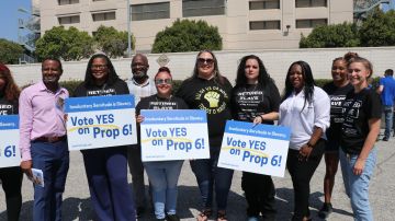 Simpatizantes de la Prop. 6 se manifiestan afuera de la cárcel de mujeres en Lynwood..