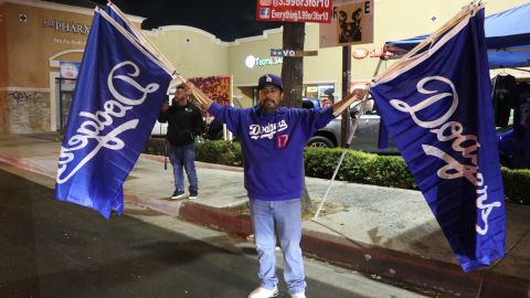 Fanáticos de los Dodgers salen a las calles a celebraar.
