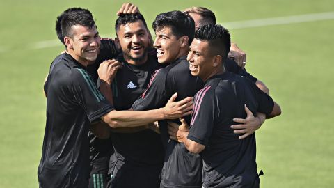 Jesús Corona junto a Hirving Lozano en la selección de México.