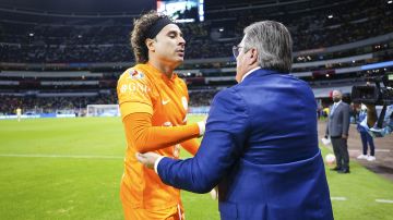 Ciudad de México, 3 de septiembre de 2022. Guillermo Ochoa y Miguel Herrera, Director Técnico , durante el partido de la jornada 12 del Torneo Apertura 2022 de la Liga BBVA MX, entre las Águilas del América y los Tigres de la UANL, celebrado en el estadio Azteca. Foto: Imago7/ Rafael Vadillo