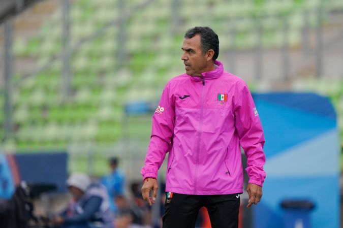 Valparaíso, Chile, 29 de octubre de 2023. Ricardo Cadena, director técnico, durante el partido de fase de grupos del futbol varonil de los Juegos Panamericanos Santiago 2023, entre la Selección de Uruguay Sub23 y la Selección Nacional de México Sub23, celebrado en el estadio Elías Figueroa. Foto: Imago7/ Sebastián Laureano Miranda