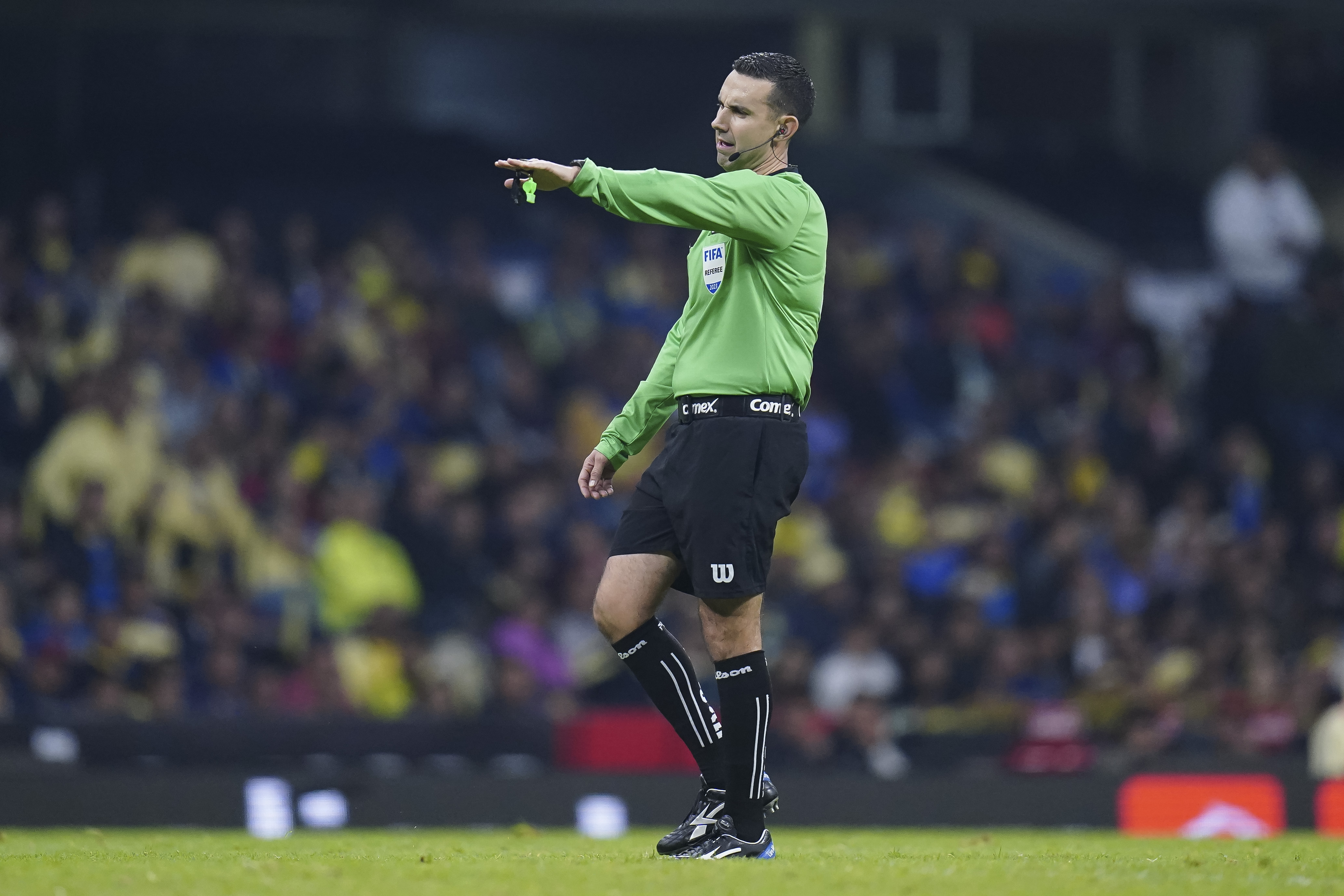 Ciudad de México, 9 de diciembre de 2023. César Ramos, árbitro central, durante el partido de vuelta de las Semifinales del torneo Apertura 2023 de la Liga BBVA MX, entre las Águilas del América y el Atlético San Luis, celebrado en el estadio Azteca. Foto: Imago7/ Rafael Vadillo