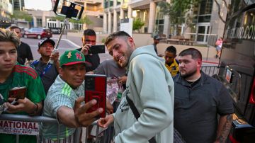 Phoenix, Arizona, Estados Unidos, 27 de junio de 2024. Santiago Giménez a la llegada de la selección nacional de México a la ciudad de Phoenix, para enfrentar el tercer partido de la fase de grupos de la Copa América 2024.Foto: Imago7/ Etzel Espinosa