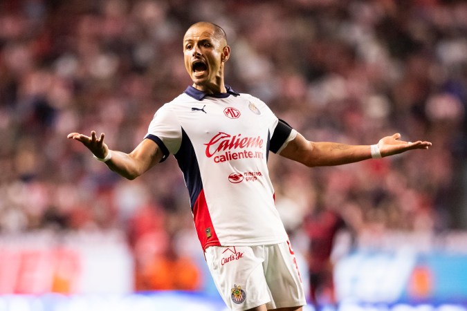 ijuana, Baja California. 12 de Julio de 2024. Javier Hernández "Chicharito" en lamento, durante el partido correspondiente a la jornada 2 del torneo Apertura 2024 de la Liga BBVA MX, entre los Xolos de Tijuana y Chivas rayadas de Guadalajara, celebrado en el estadio caliente. Foto: Imago7/Alejandro Gutiérrez Mora