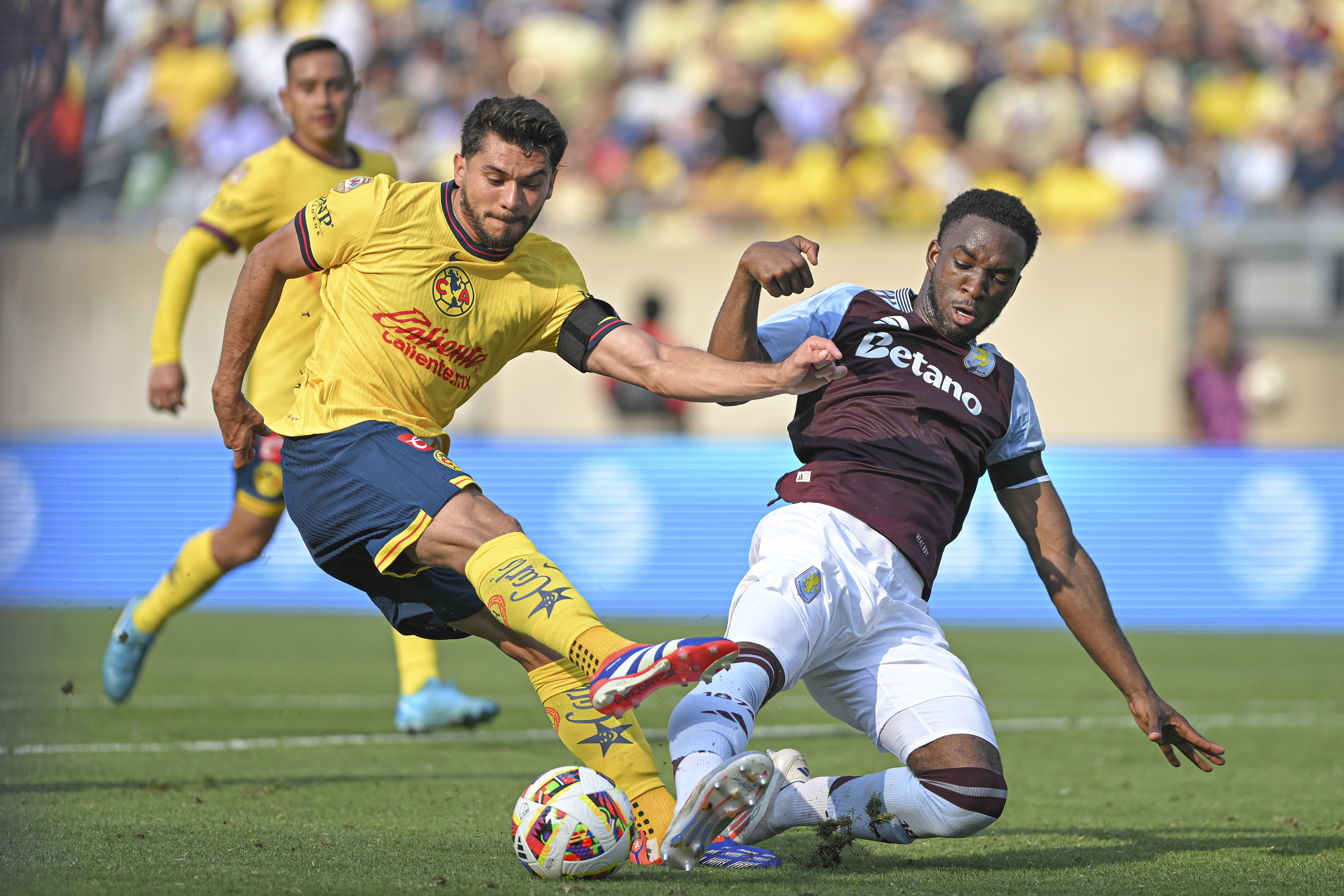 Chicago, Illinois, Estados Unidos, 3 de agosto de 2024. Henry Martin y Lamare Bogarde, durante el partido del showcase de la Leagues Cup 2024, entre las Águilas del América y el Aston Villa, celebrado en el Soldier Field. Foto: Imago7/ Rodrigo Peña