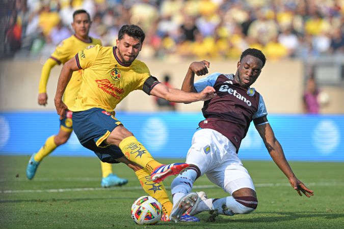 Chicago, Illinois, Estados Unidos, 3 de agosto de 2024. Henry Martin y Lamare Bogarde, durante el partido del showcase de la Leagues Cup 2024, entre las Águilas del América y el Aston Villa, celebrado en el Soldier Field. Foto: Imago7/ Rodrigo Peña