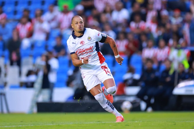 Querétaro, Querétaro a 16 de Julio de 2024. Javier Hernández "Chicharito", durante el partido correspondiente a la jornada 3 del torneo Apertura 2024 de la Liga BBVA MX, entre los Gallos Blancos de Querétaro y las Chivas Rayadas del Guadalajara, realizado en el estadio la Corregidora. Foto: Imago7/Eloísa Sánchez