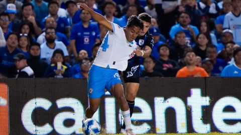 Querétaro, Querétaro a 23 de Agosto de 2024. Amaury Morales y Pablo Ortíz, durante el partido correspondiente a la jornada 5 del torneo Apertura 2024 de la Liga BBVA MX, entre los Gallos Blancos de Querétaro y la máquina celeste del Cruz Azul, realizado en el estadio la Corregidora. Foto: Imago7/ Sebastián Laureano Miranda