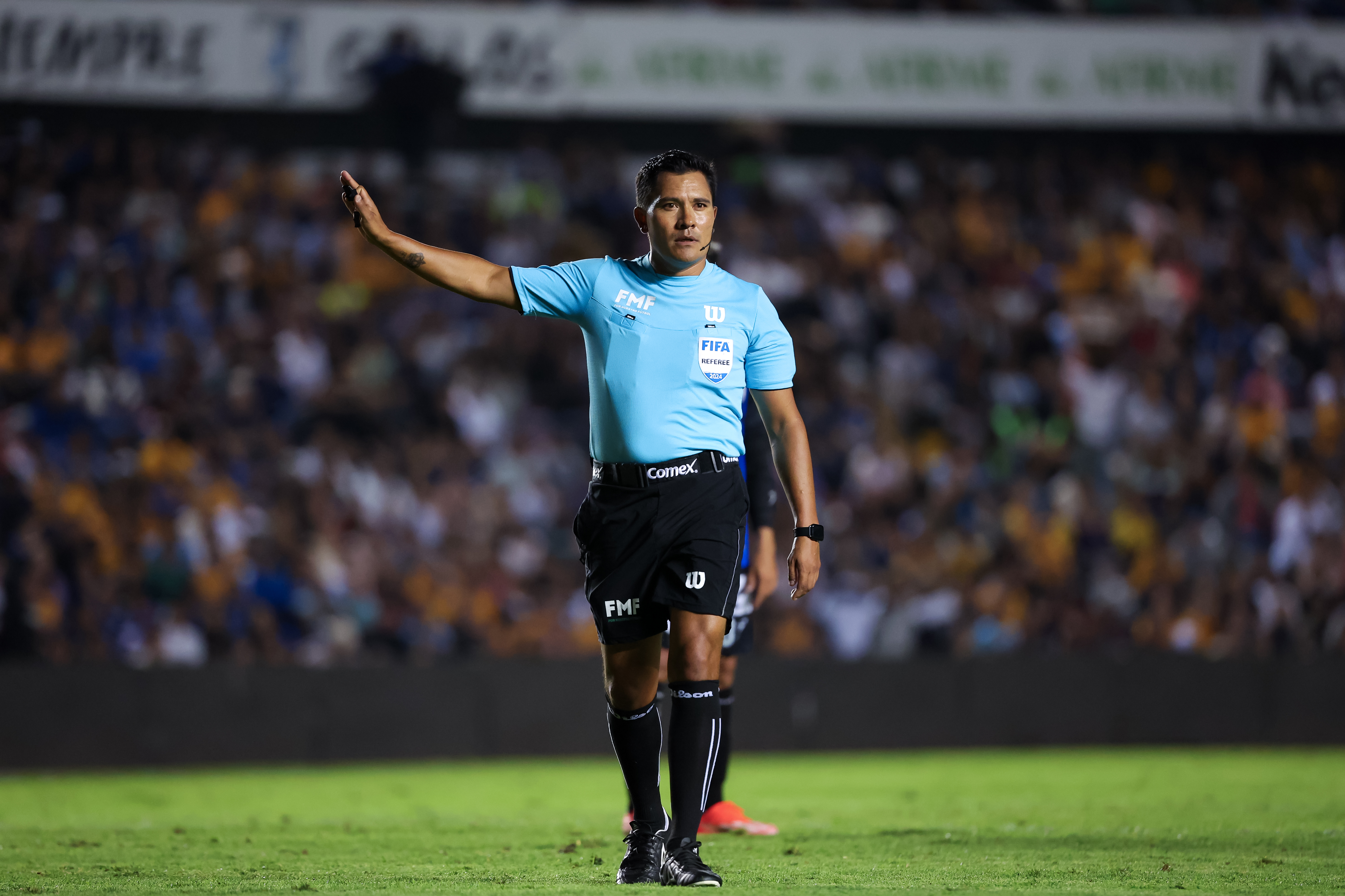 Querétaro, Querétaro a 17 de Septiembre de 2024. Fernando Guerrero Ramírez, árbitro central, durante el partido correspondiente a la jornada 8 del torneo Apertura 2024 de la Liga BBVA MX, entre los Gallos Blancos de Querétaro y los Tigres de la UANL, realizado en el estadio la Corregidora. Foto: Imago7/