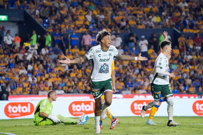 El venezolano Jhonder Cádiz se ha adaptado muy bien al Club León en su primera experiencia en el fútbol mexicano.
