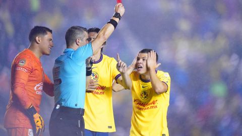 Ciudad de México a 29 de septiembre de 2024. Fernando Hernández, árbitro central muestra tarjeta roja de expulsión a Richard Sánchez, durante el partido correspondiente a la jornada 10 del torneo Apertura 2024 de la Liga BBVA MX, entre las Águilas del América y los Pumas de la UNAM, realizado en el estadio Ciudad de los Deportes. Foto: Imago7/ Rafael Vadillo