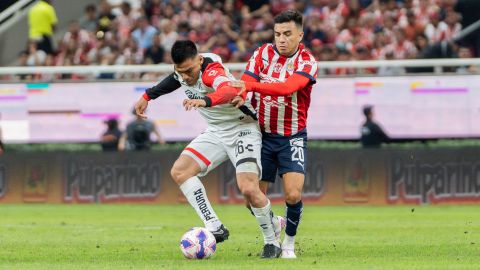 Guadalajara, Jalisco a 5 de Octubre de 2024. Aldo Rocha y Fernando Beltrán, durante el partido correspondiente a la jornada 11 del torneo Apertura 2024 de la Liga BBVA MX, entre las Chivas Rayadas de Guadalajara y los rojinegros del Atlas, realizado en el estadio Akron. Foto: Imago7/ Hugo Ramírez