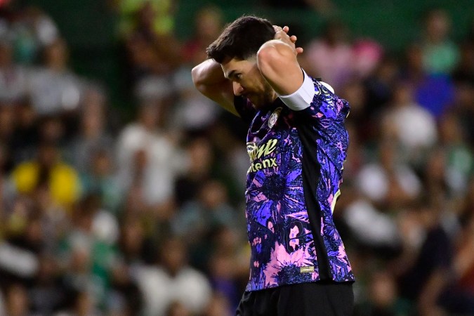 Henry Martín se lamenta durante el partido de la jornada 11 del torneo Apertura 2024 de la Liga MX entre el Club León y las Águilas del América disputado en el estadio León.