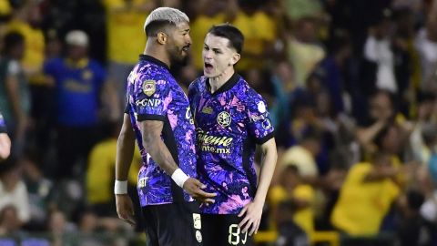 Rodrigo Aguirre (i) y Álvaro Fidalgo (d) celebran el gol del América.