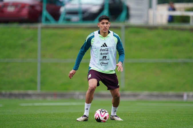 Edson Álvarez durante un entrenamiento de la Selección de México previo a sus partidos amistosos contra el Valencia y Estados Unidos celebrado en el Centro de Alto Rendimiento de la FMF en Ciudad de México.