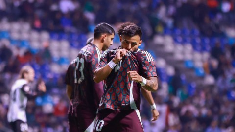 Alexis Vega celebrando su anotación con la que la Selección de México tomó la delantera ante el Valencia.
