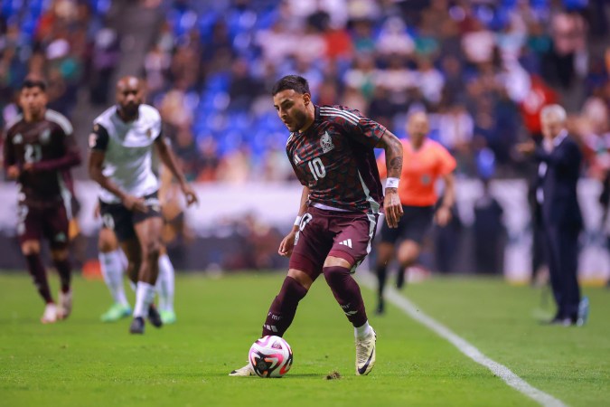 Alexis Vega durante el partido amistoso entre la Selección de México y el Valencia celebrado en el estadio Cuauhtémoc de Puebla.