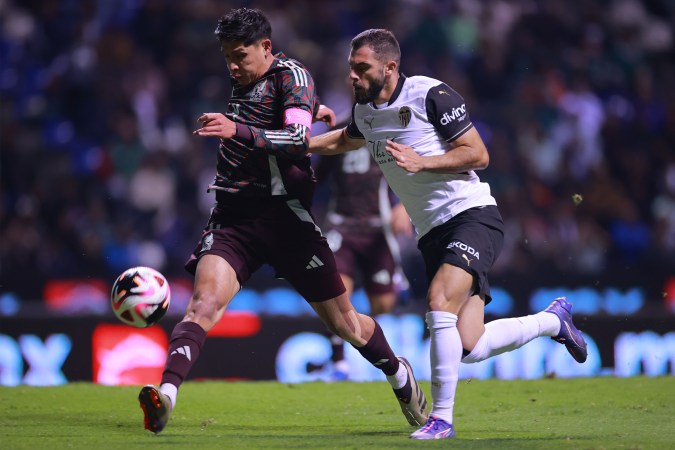 Edson Álvarez y Luis Rioja durante el partido amistoso entre la Selección de México y el Valencia celebrado el sábado en el estadio Cuauhtémoc de Puebla.
