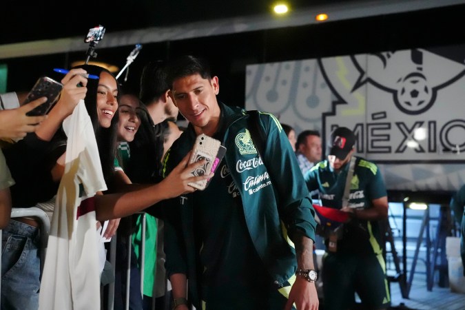 Edson Álvarez junto a los aficionados durante la llegada de la Selección de México a Guadalajara para su partido amistoso contra la Selección de Estados Unidos.