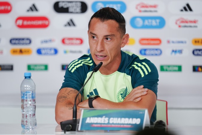 Andrés Guardado hablando durante la conferencia de prensa previa al partido amistoso de la Selección de México contra Estados Unidos celebrada en el estadio Akron.