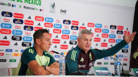 Andrés Guardado y Javier Aguirre, director técnico de la Selección de México, durante la conferencia de prensa previa al amistoso contra la Selección de Estados Unidos celebrada en el estadio Akron.